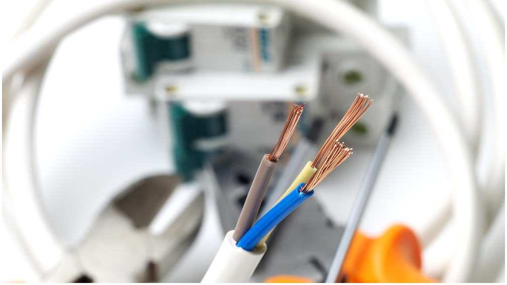 Elektroinstallation an einer offenen Verteilung, Nahaufnahme freigelegter Kabeladern